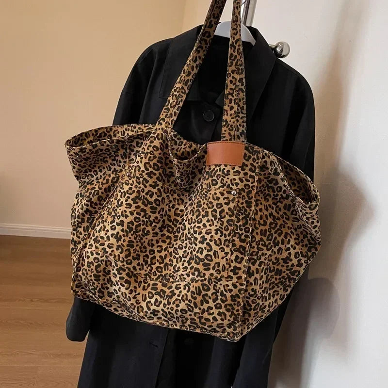 Übergroße Umhängetasche mit Leopardenmuster