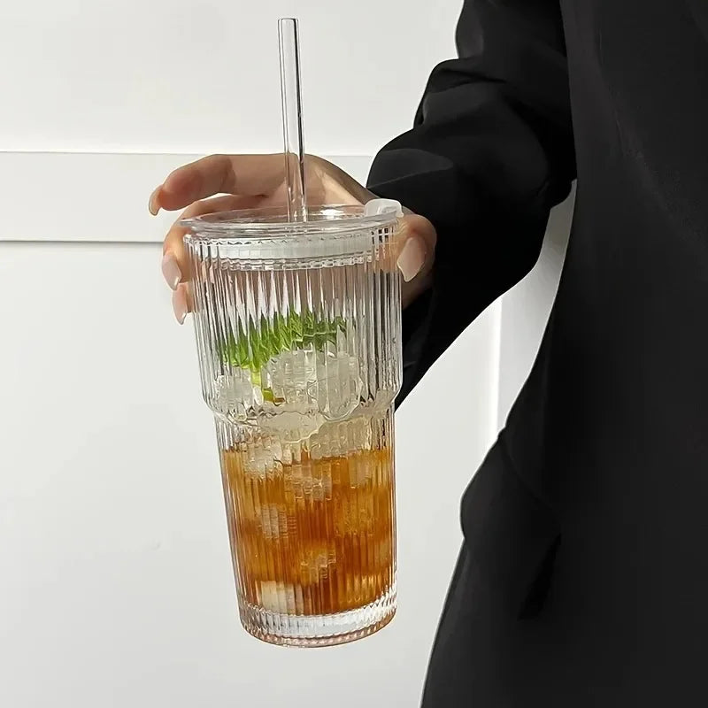 Gestreifter Becher mit Strohhalm